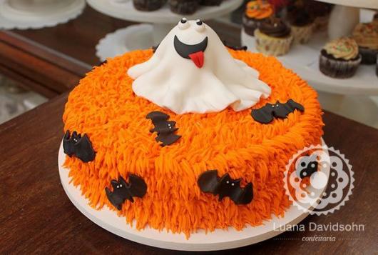 Bolo Halloween decorado com chantilly laranja