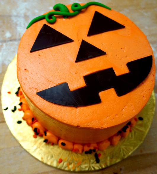 Bolo Halloween decorado com chantilly laranja