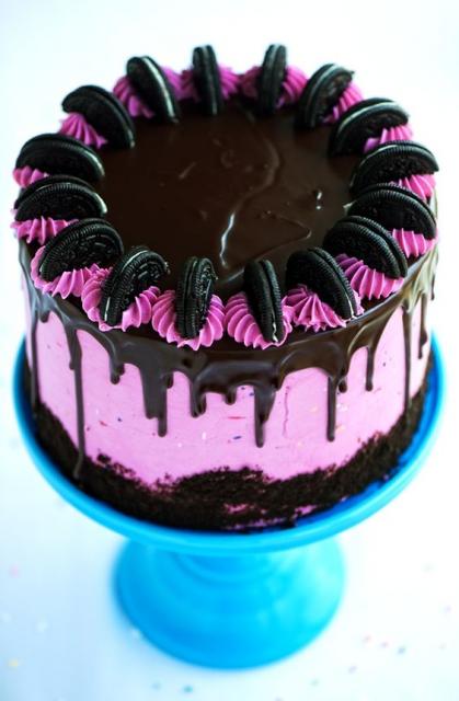 Bolo Halloween decorado com chantilly roxo e preto