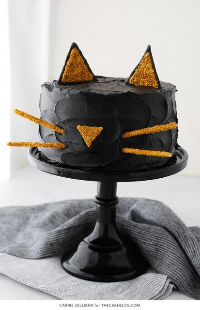 Bolo Halloween decorado com chantilly preto