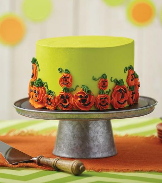 Bolo Halloween decorado com chantilly verde e laranja