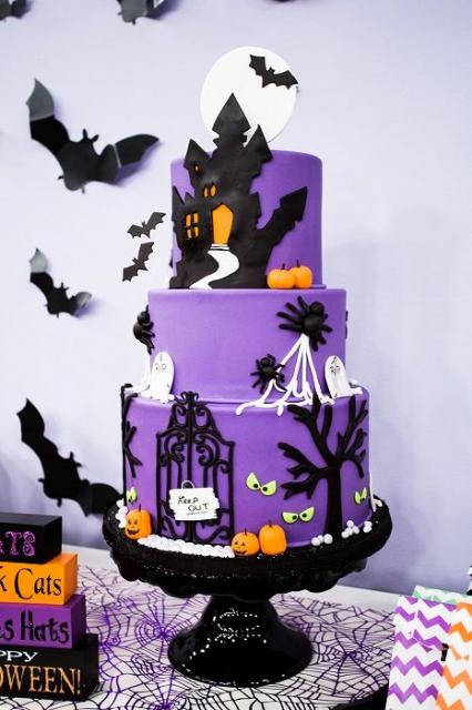 Bolo Halloween fake com decoração de morcegos e fantasmas