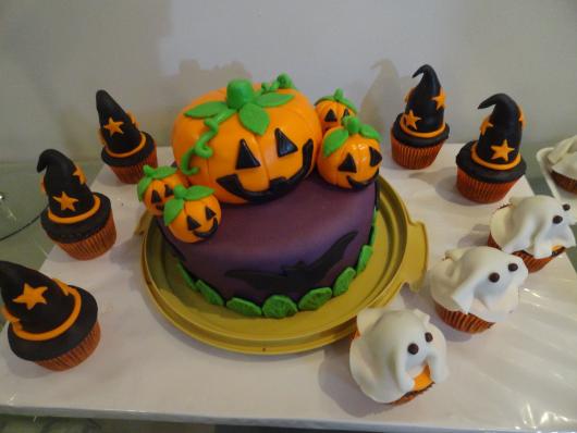Bolo Halloween decorado com abóboras de pasta americana