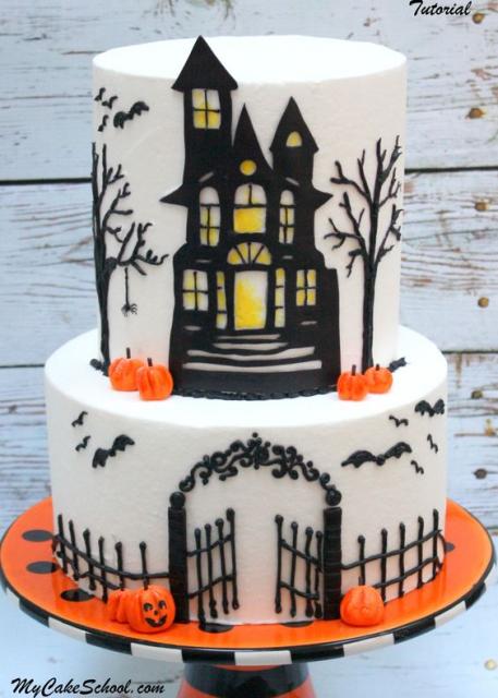 Bolo Halloween fake com decoração de castelo assombrado
