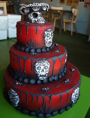 Bolo Halloween fake com decoração de caveiras
