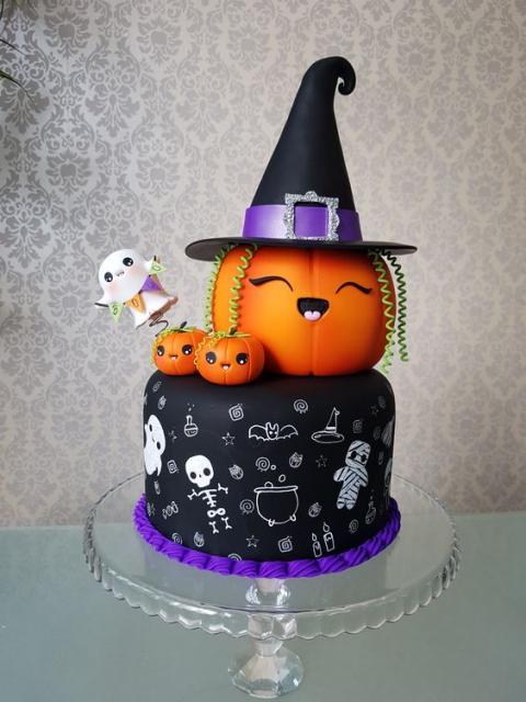Bolo Halloween fake com decoração de abóbora