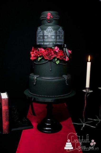 Bolo Halloween fake com decoração preta com flores vermelhas