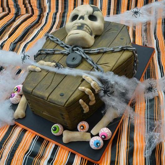 Bolo Halloween caixão com caveira