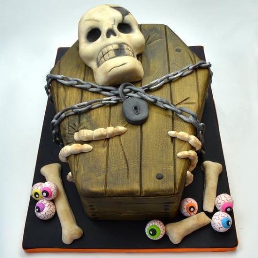 Bolo Halloween caixão com corrente e caveira