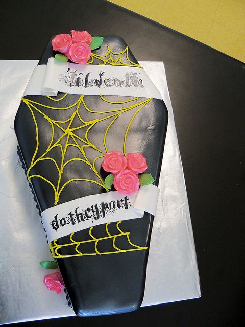 Bolo Halloween caixão com teia de aranha