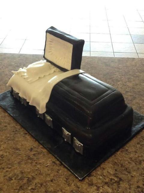 Bolo Halloween caixão preto aberto