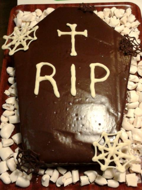 Bolo Halloween caixão com cobertura de chocolate