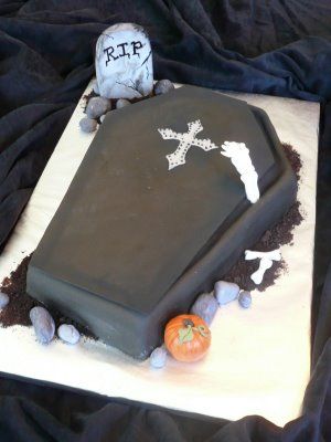 Bolo Halloween caixão preto com cruz branca