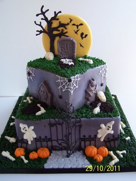 Bolo Halloween cemitério decorado com pasta americana