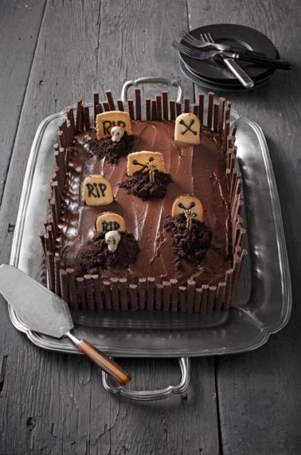 Bolo Halloween cemitério decorado com kit kat