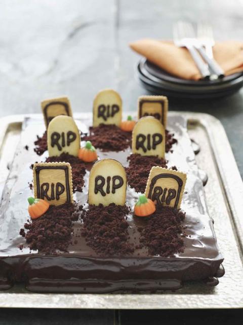 Bolo Halloween cemitério decorado com chocolate e biscoitos com formato de lápide