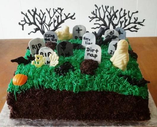 Bolo Halloween cemitério decorado com chantilly verde