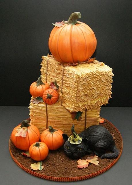 Bolo Halloween abóbora decorado com chantilly e pasta americana