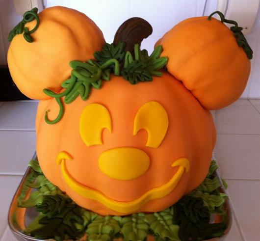 Bolo Halloween abóbora decorado com pasta americana