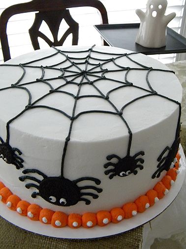 Bolo Halloween aranha decorado com chantilly branco e aplique de pasta americana