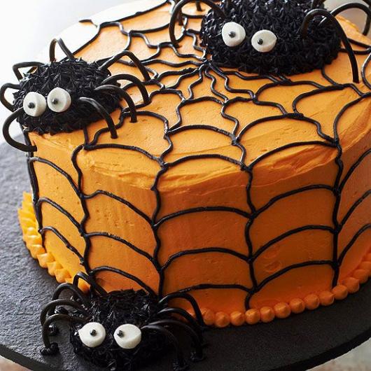 Bolo Halloween aranha decorado com chantilly e aranha de pasta americana