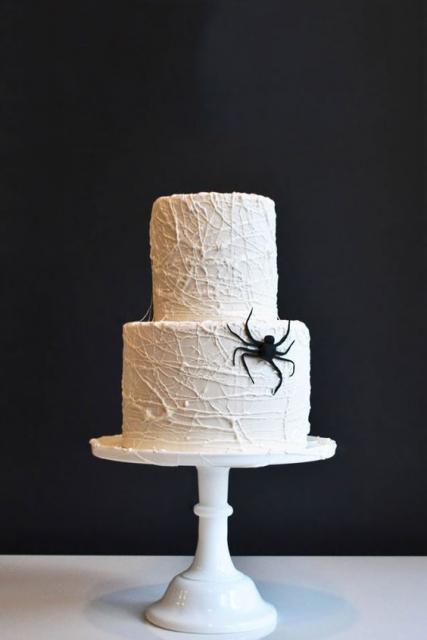 Bolo Halloween aranha decorado com pasta americana branca e aplique de aranha