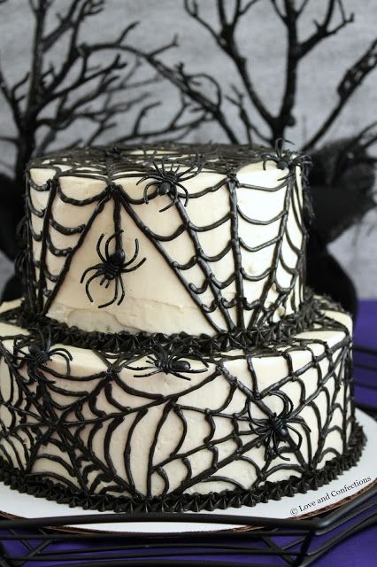 Bolo Halloween aranha decorado com teia de aranha preta