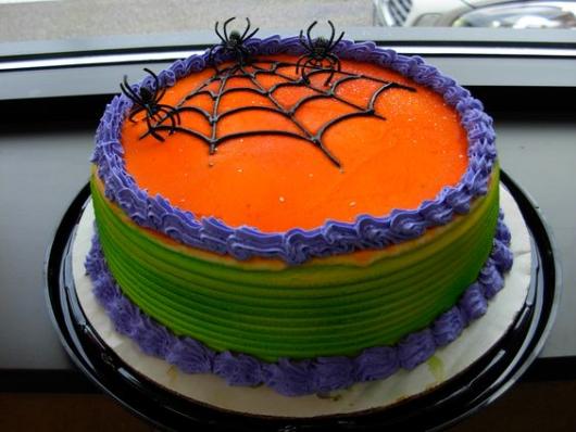 Bolo Halloween aranha decorado com chantilly larenja, verde e roxo