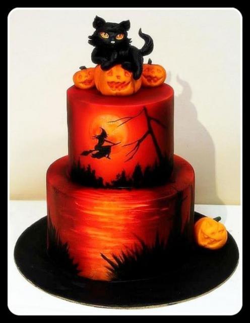 Bolo Halloween decorado com pasta americana vermelha