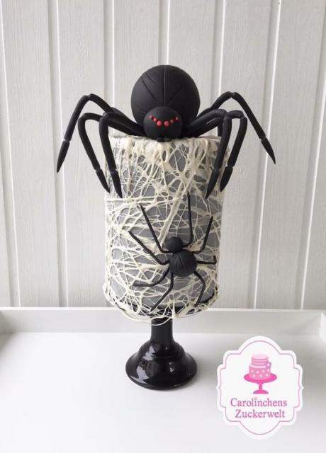 Bolo Halloween aranha decorado pasta americana com efeito de múmia