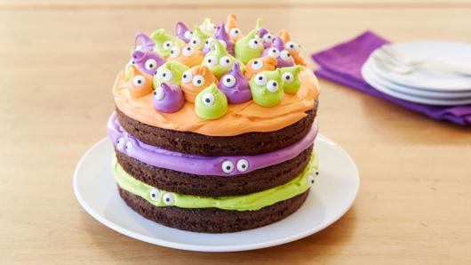 Bolo Halloween decorado com chantilly laranja, roxo e verde