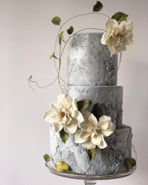 Bolos diferentes: Com flores epasta americana pintada com anilina prata