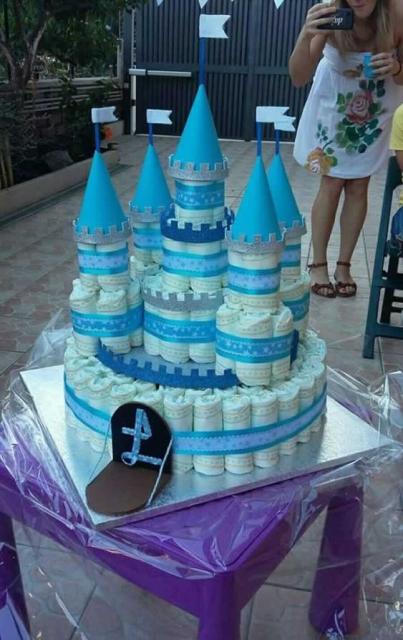 Bolos diferentes de fraldas com formato de castelo