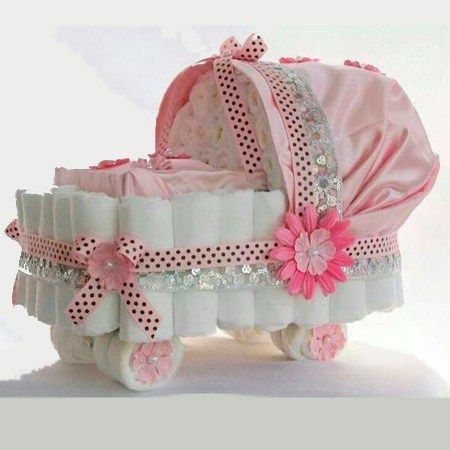 Bolos diferentes de fraldas com formato de carrinho de bebê