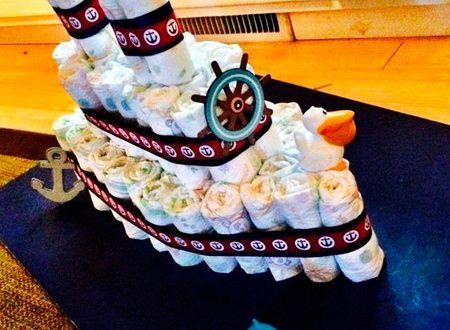 Bolos diferentes de fraldas com formato de navio