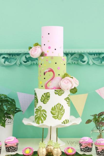 Bolos diferentes: Com pasta americana e flamingos pintados