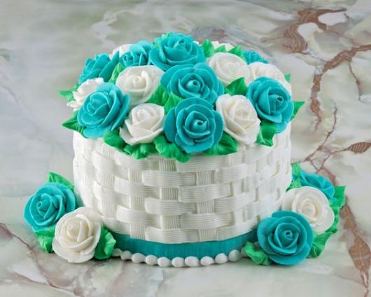 Bolos diferentes decorado com chantilly: Cesta de flores