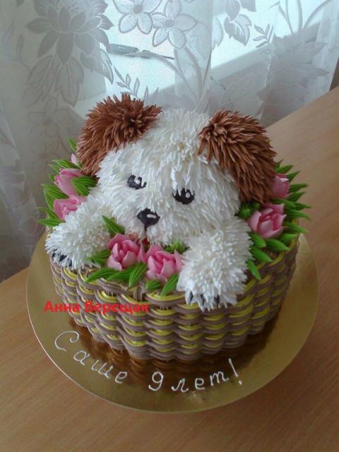 Bolos diferentes decorado com chantilly: Cachorrinho dentro da cesta de flores