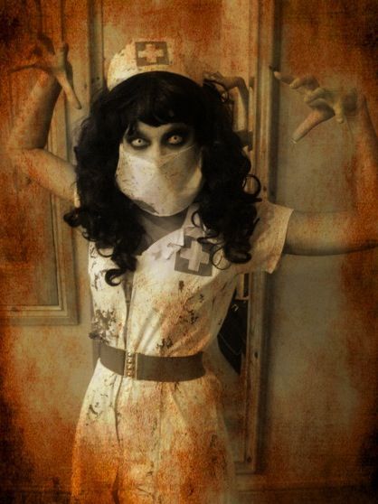 Fantasia de zumbi feminina: Enfermeira com máscara no rosto