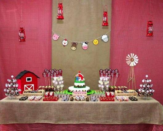 Festa fazendinha rosa decoração simples com juta na mesa