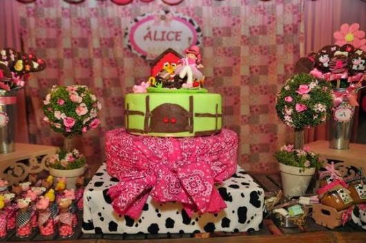 Festa fazendinha rosa decoração simples com bolo fake de tecido