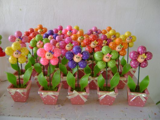 Lembrancinhas Primavera vasinho de flores em biscuit