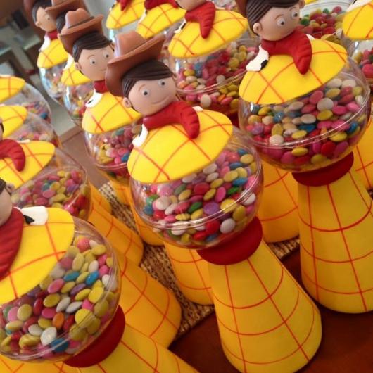 Ideia de mini baleiros decorados com biscuit do Woody