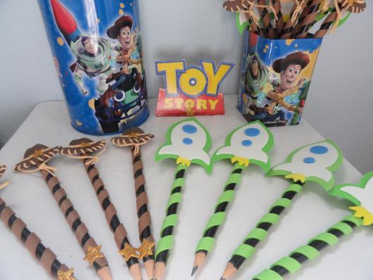 Veja uma ideia de personalização de lápis do Toy Story