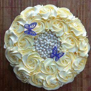 Bolo de 18 anos: Decorado com chantilly branco