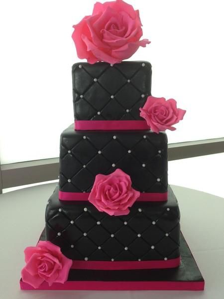 Bolo de 18 anos: Preto e rosa com flores