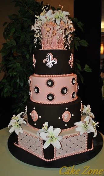 Bolo de 18 anos: Preto e rosa com flores brancas