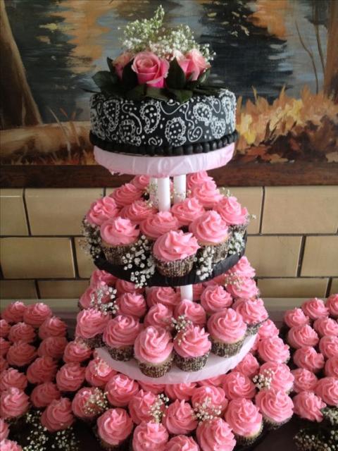 Bolo de 18 anos: Preto e rosa com torre de cupcakes
