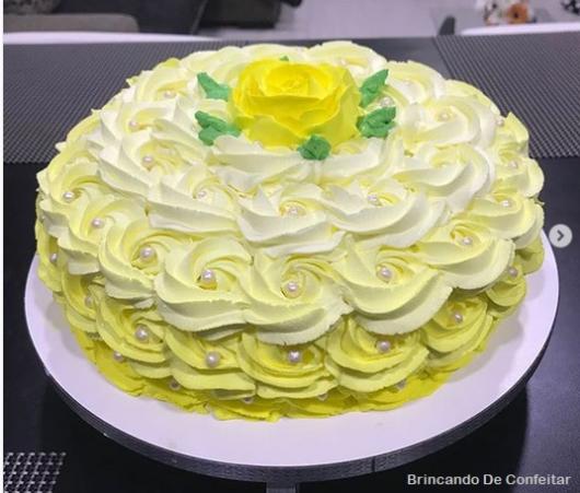 bolo degradê amarelo