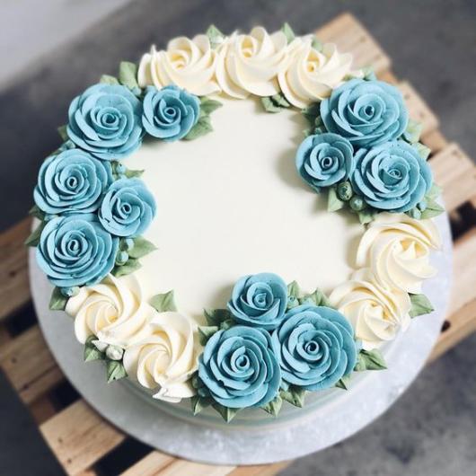 bolo com rosas azuis